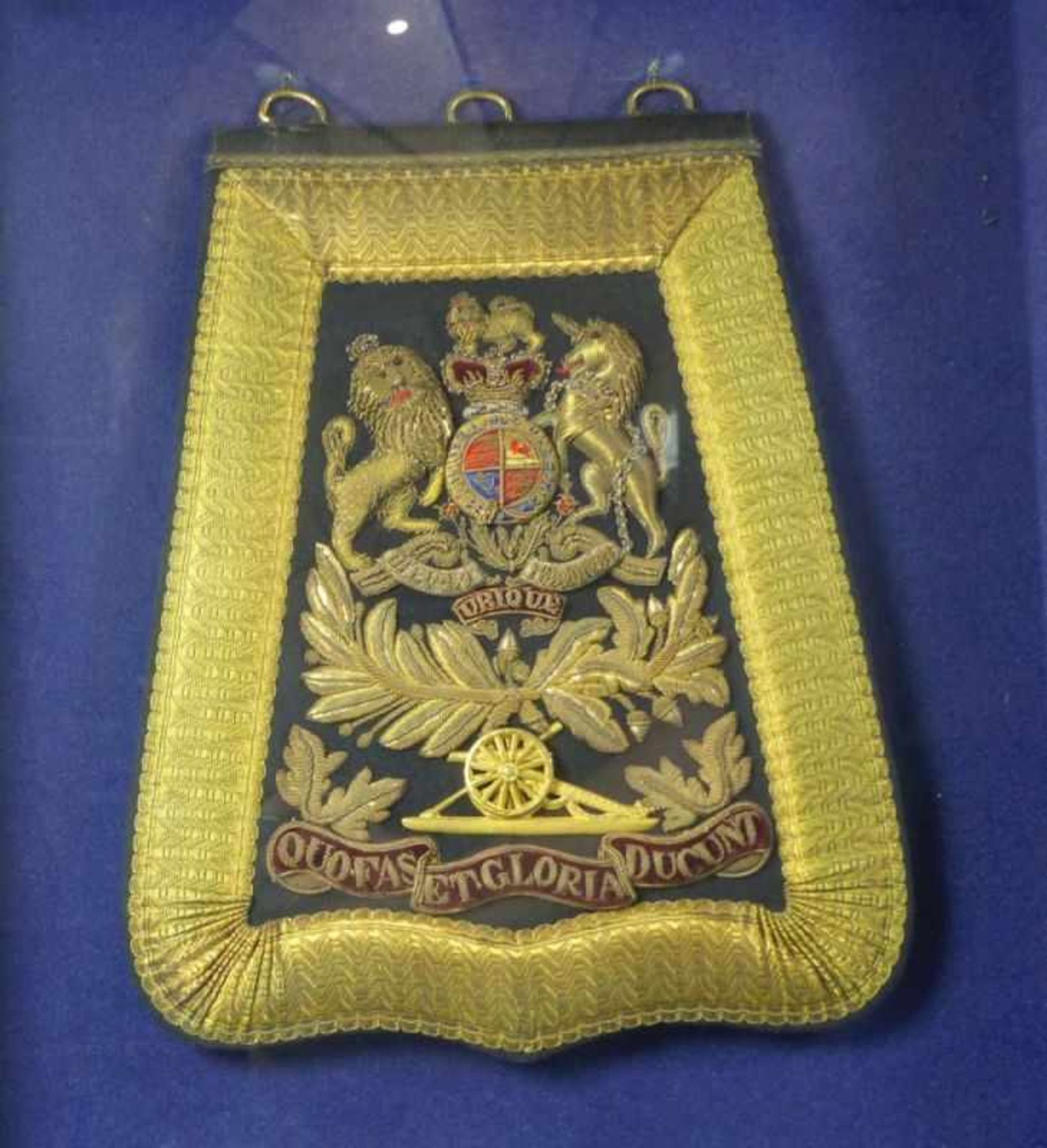 Sattel- und Patronentasche England, 19. Jh. Mit Wappen, Abzeichen und Motto "Quo fas et gloria - Bild 3 aus 4
