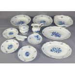 Restservice "Blaue Blumen" Meissen, 1935-47 Zwölf Teile: Zuckerdose mit Deckel, Sahnegießer,