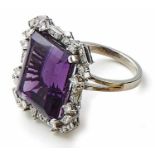 Amethyst-Brillant-Ring 20. Jh. Glatte Schiene, gehöhte Schauseite besetzt mit einem Amethyst von ca.