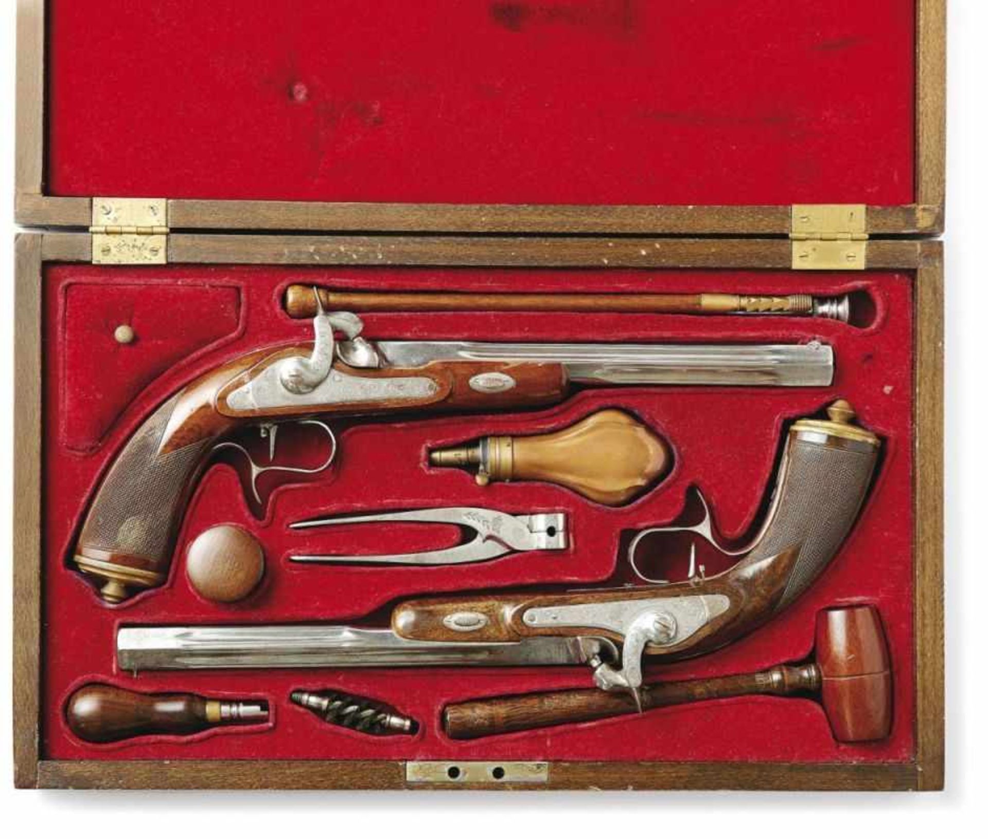 Ein Paar Perkussionspistolen in Kassette Replik des 20. Jh. Nussholzhalbschäfte mit Fischhaut an den