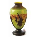 Vase mit Segelschiffen Daum Frères, Nancy - um 1920 Auf dickem Scheibenfuß der balusterförmige