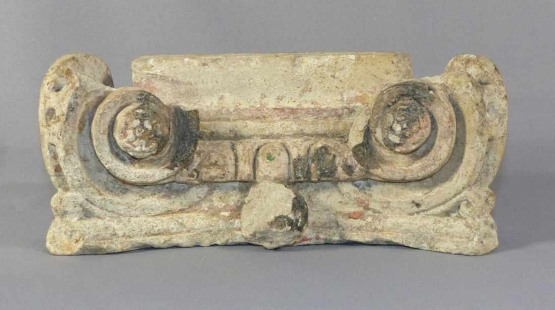 Fragment eines ionischen Kapitells Wohl England, 17. Jh. Auf oberen Ende des Pilasters Echinus mit