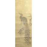 Hängerolle mit Pfau China Tusche und Farben auf Seide, in Brokatmontierung. 84 x 30 cm, ges.152 x 42