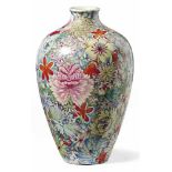 Vase mit "Mille fleur"-Dekor China, Qing-Dynastie, 19. Jh. Eiform mit kurzem Hals: flächendeckende