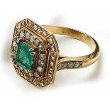 Smaragd-Diamant-Ring 2. H. 20. Jh. Glatte Schiene mit gehöhter, achteckiger, getreppter
