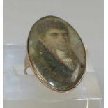 Portraitring Um 1800 Schmale Schiene, schauseitig hochovales Bildnis eines jungen Mannes. Metall,