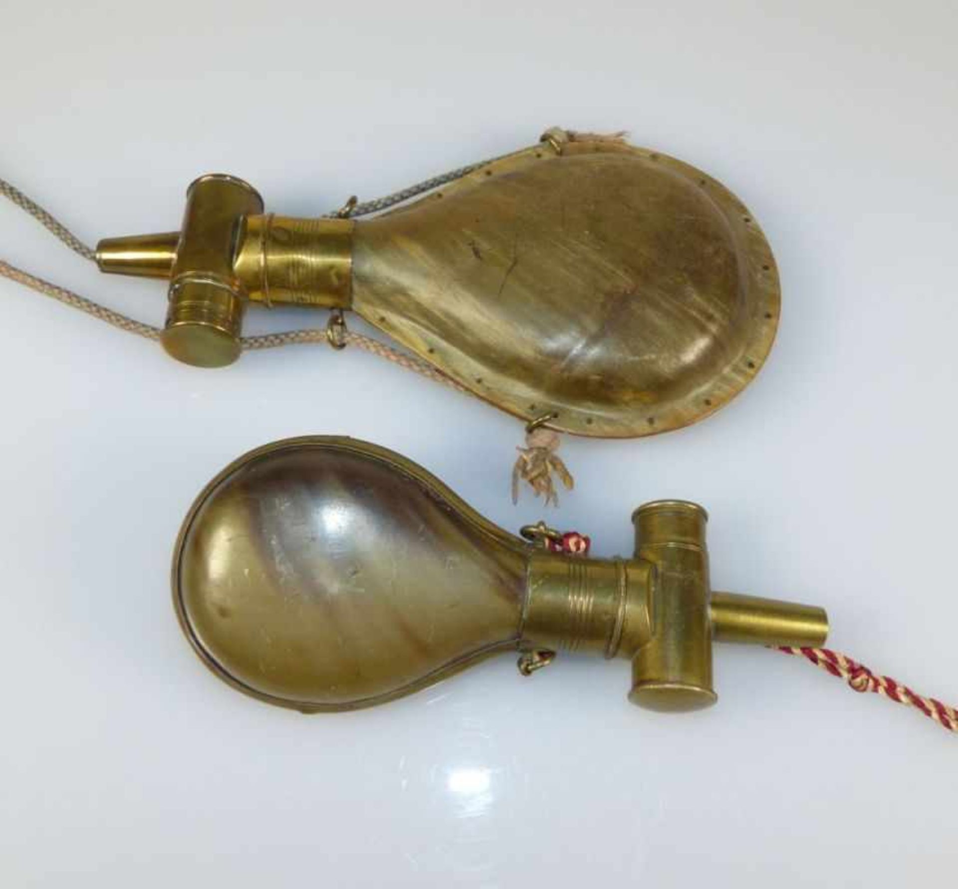 Zwei Pulverflaschen 18./19. Jh. Birnförmiger, beidseitig abgeflachter Korpus aus gepresstem Kuhhorn, - Image 2 of 2