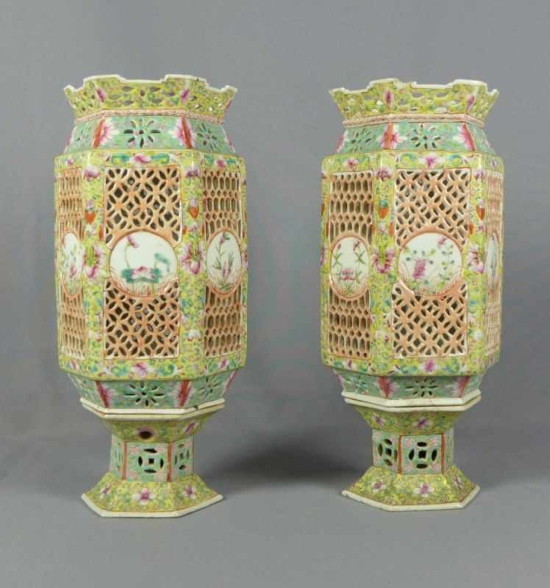 Ein Paar "Famille rose"-Laternenschirme auf Sockel China, Qing-Dynastie, 19. Jh. In klassischer