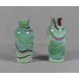 Paar kleine Vasen Böhmen, um 1900 Schlanke Balusterform mit kurzem Hals. Hellgrün und weinrot