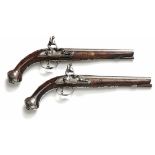 Paar Steinschlosspistolen Italien, M. 18. Jh. Flach beschnitzte Nussholzvollschäfte, hölzerne
