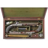 Ein Paar Perkussionspistolen im Kasten London, A. 19. Jh. Nussholzhalbschäfte, an den Griffen mit