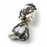 Zieranhänger 19. Jh. Zwei übereinander angebrachte, barocke Perlen mit floraler Montierung,