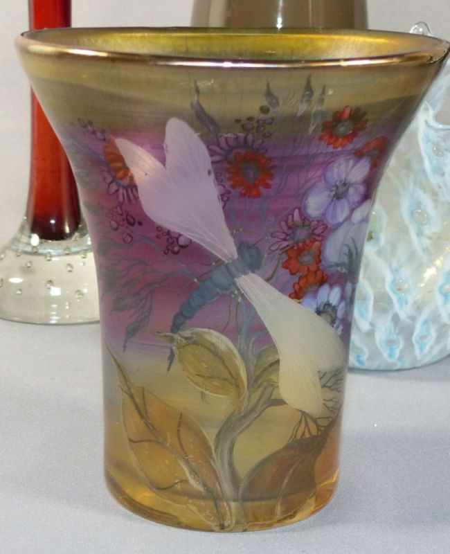Konvolut sieben Glasobjekte Diverse Manufakturen, 20. Jh. Vase mit Libellendekor. Am Boden Bez. " - Image 4 of 7