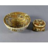Schale und Deckeldose mit Arhats-Darstellungen Japan, um 1900 Bauchige, gerippte Schale mit