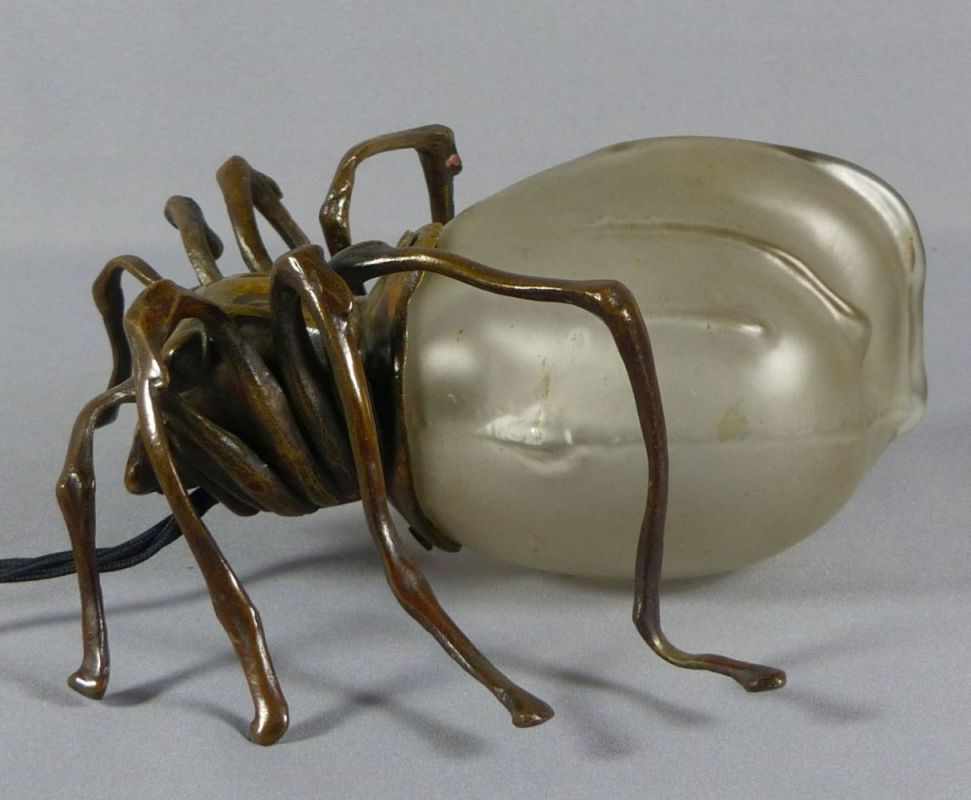 Figürliche Jugendstillampe A. 20. Jh. In Form einer Spinne, der Kopf mit den acht Beinen aus Bronze, - Image 2 of 3