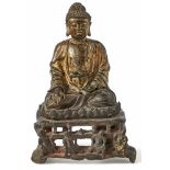 Sitzender Buddha China Auf Lotossockel im Meditationsitz (Dhyanasana), die Rechte in Bhumisparsha (