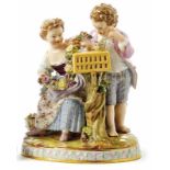 Der Frühling Meissen, E. 19. Jh. Zwei Kinderfiguren mit Blumen und Vogelkäfig aus einer Garnitur der