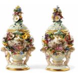 Paar kleine Potpourri-Vasen Meissen, um 1860/70 Birnförmiger, von je zwei Putten gestützter Korpus