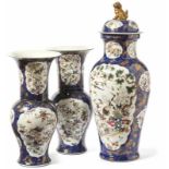 Kamingarnitur aus drei Vasen mit Powder-blue-Fond China, Qing-Dynastie, 19. Jh. Zwei