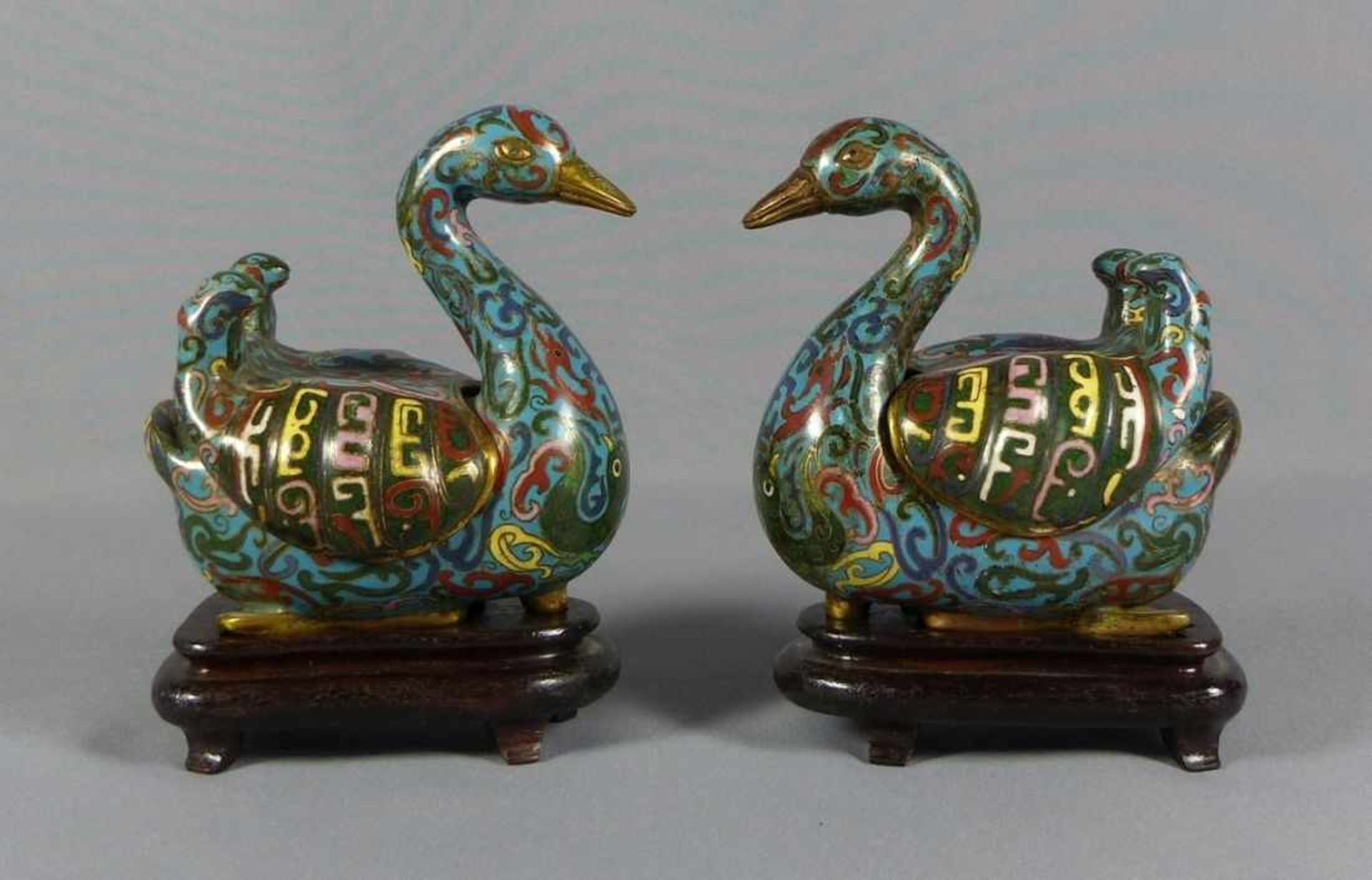 Paar Cloisonné-Deckeldosen in Form von Enten China, Qing-Dynastie oder später Der Korpus mit - Bild 2 aus 3