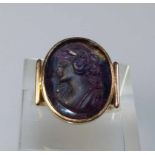 Kameenring 20. Jh. Breite, glatte Schiene mit gehöhter Schauseite, hochoval geschnittener Amethyst