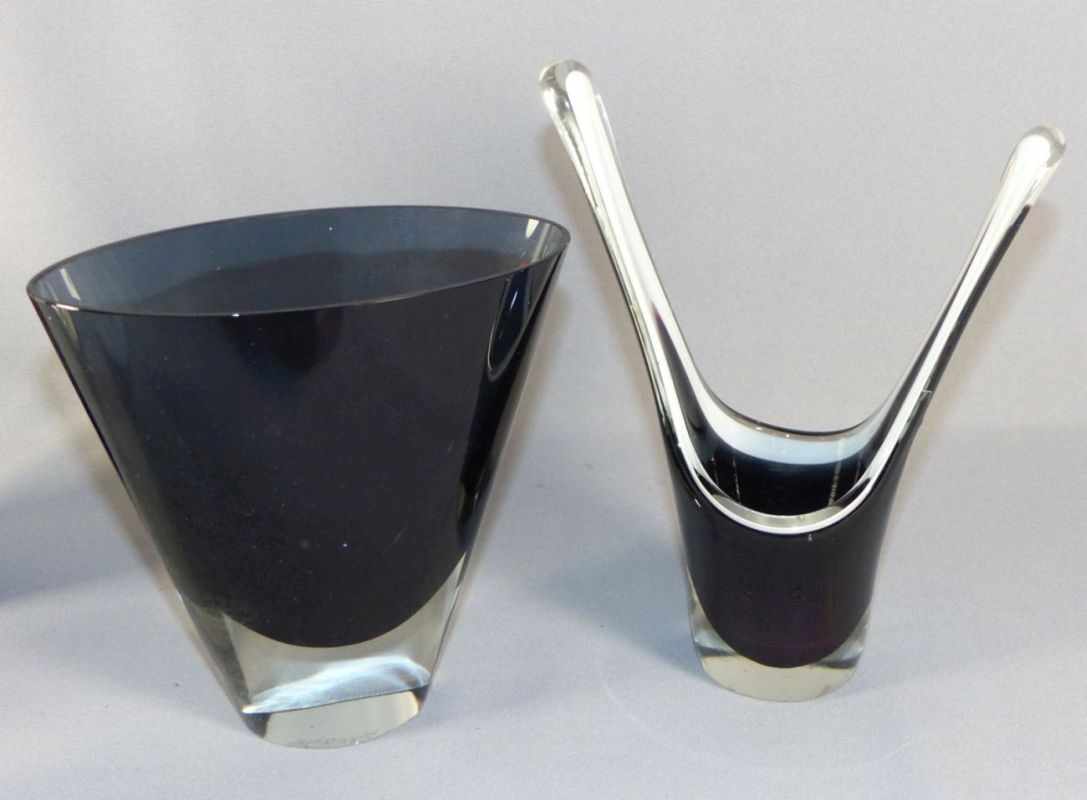 Konvolut sieben Glasobjekte Diverse Manufakturen, 20. Jh. Vase mit Libellendekor. Am Boden Bez. " - Image 7 of 7