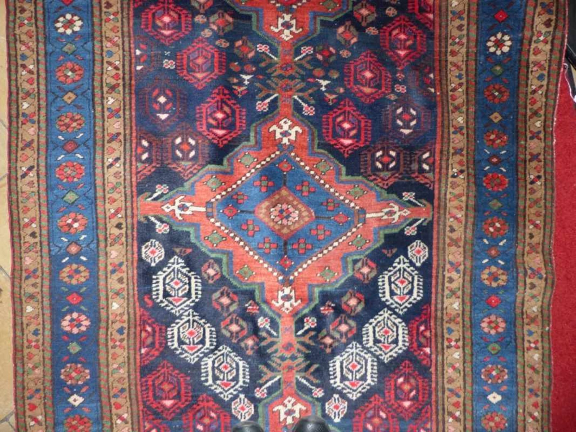 Läufer Persien, E. 19. Jh. Blau- und rotgrundig mit umlaufenden Bordüren, innen geometrische