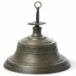 Glocke Dresden, 18. Jh. Profilierte Wandung mit umlaufendem Blattfries und Umschrift "A. 1766 GOSS