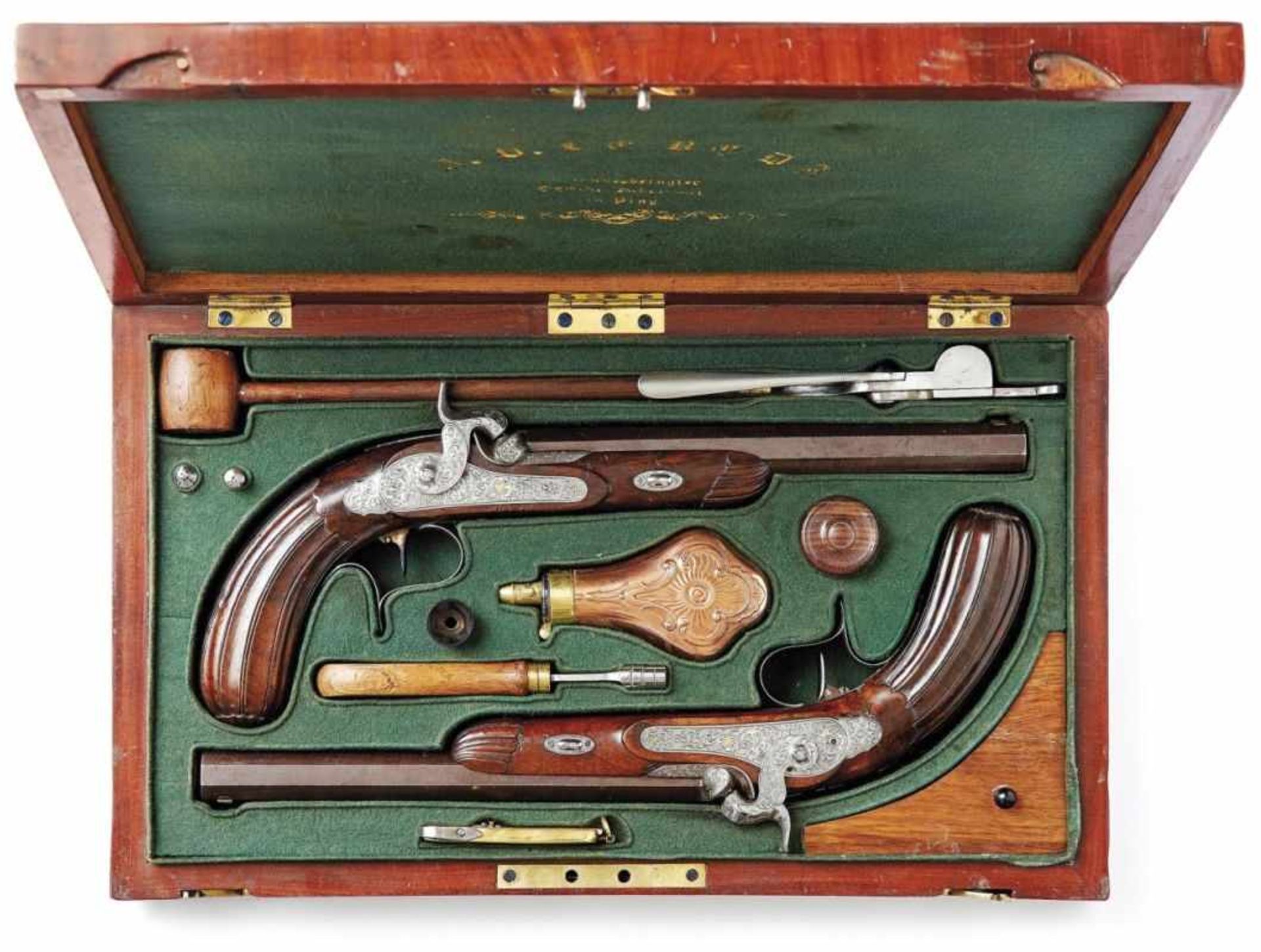 Ein Paar prunkvoller Perkussionspistolen in Kassette Prag, um 1830 Nussholzhalbschäfte mit