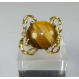 Designerring E. 20. Jh. Mittig Tigeraugencabochon, umgeben von durchbrochenem gearbeitetem Geäst, in