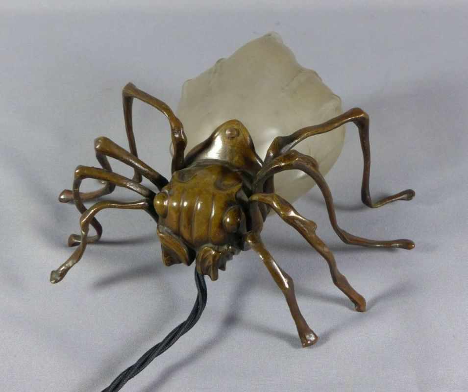 Figürliche Jugendstillampe A. 20. Jh. In Form einer Spinne, der Kopf mit den acht Beinen aus Bronze, - Image 3 of 3