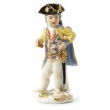 Geflügelter Amor als Soldat Meissen, 19. Jh. Porzellan mit farbiger Bemalung und Goldstaffage.