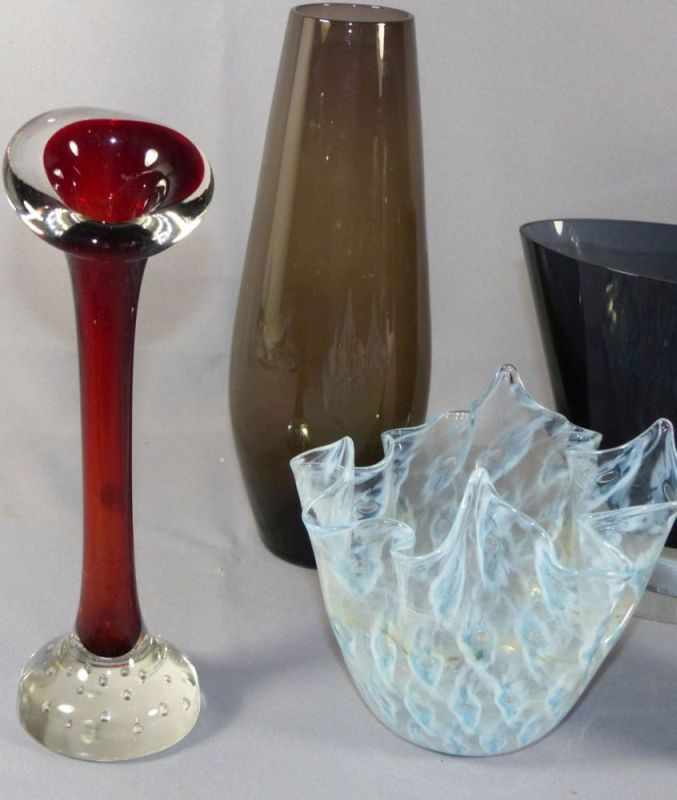Konvolut sieben Glasobjekte Diverse Manufakturen, 20. Jh. Vase mit Libellendekor. Am Boden Bez. " - Image 6 of 7