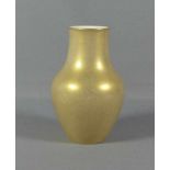 Kleine Vase mit Goldstaubdekor KPM Berlin, 20. Jh. Ovoid mit breitem Hals. Porzellan.