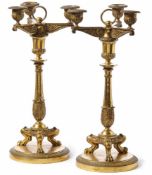 Paar Leuchter im Empire-Stil Frankreich, Anf. 19. Jh. Auf rundem Sockel von drei Tatzenfüßen