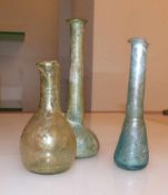 Drei Unguentarien Römisch, 1.-3. Jh. n. Chr. Hell und blaugrünes Glas, zum Teil lüstrierend. H. 14,1