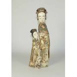 Zwei Damen mit Fächer und Hahn China, 20. Jh. Große und kleine Standfigur, davor Felsen mit Vase;