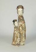 Zwei Damen mit Fächer und Hahn China, 20. Jh. Große und kleine Standfigur, davor Felsen mit Vase;