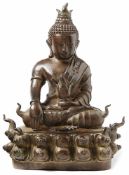 Seltene Figur des Medizinbuddhas Bhaisajyaguru Südostasien, 18./19. Jh. Auf Sockel mit