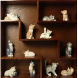Katzenkollektion aus zwölf Miniaturfiguren mit Setzkasten Royal Copenhagen, 20. Jh. Porzellan mit