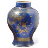 Powder-Blue-Vase China, Qing-Dynastie, 18./19. Jh. Hochschultrige Balusterform, Landschaften mit