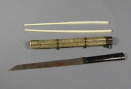 Reisebesteck Japan, um 1900 Zwei Essstäbchen, Messer mit Horngriff in mit Rochenhaut bezogenem