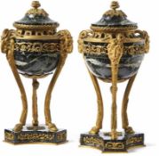 Paar Brûle-Parfums im Louis-XVI-Stil Frankreich, 19. Jh. Auf dreiseitig eingezogener Standplatte