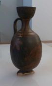 Rotfiguriger Lekythos Griechisch/Unteritalienisch, 4. Jh. v. Chr. Rötlicher Ton. H. 16 cm. -