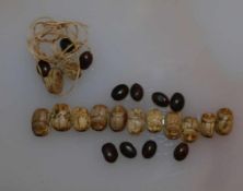 Fragment einer Kette 600 v. Chr. (Spätzeit) Skarabäen und Perlen.