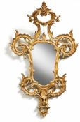 Paar Barockspiegel Venedig, 18. Jh. Kartuschenförmige Spiegelfläche in Rahmung aus Blattwerk sowie