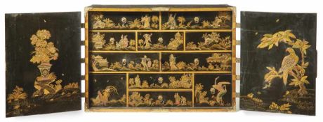 Barockes Lack-Kabinett mit Chinoiserien Wohl deutsch, um 1700 Streng quaderförmiger Aufbau in