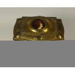 Kleine Schatulle mit Medaillon Frankreich, A. 20. Jh. Truhenförmiger, gebauchter Korpus mit
