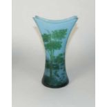 Vase mit Flusslandschaft Wohl Frankreich, A. 20. Jh. Taillierte Wandung, die Mündung vierseitig