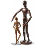Zwei Akademie-Figuren A. 20. Jh. Männliche und weibliche vielgliedrige, geschnitzte Puppe mit